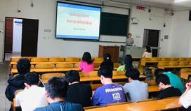 一群人坐在房间里AI 生成的内容可能不正确。